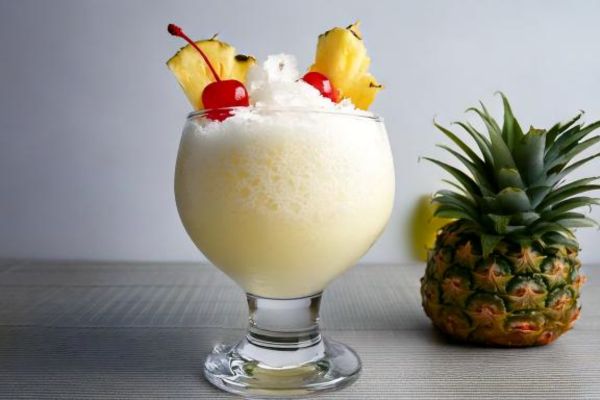Granizado de piña colada Mixies con cerezas y piña