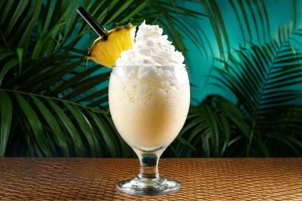 Granizado de piña colada Mixies con crema batida y coco rallado