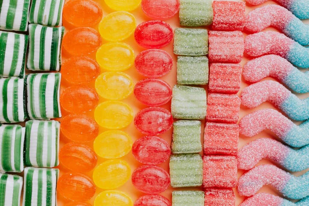 Toppings dulces sobre una mesa