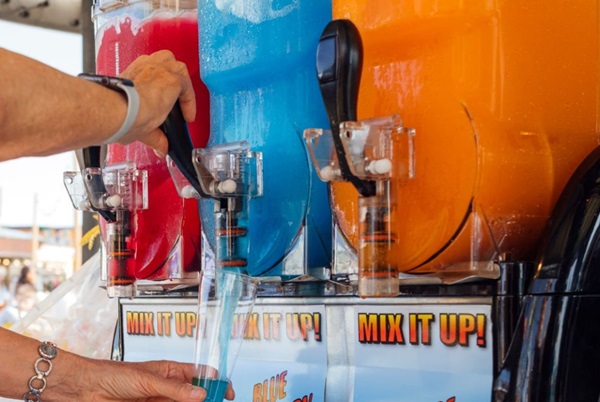 máquina granizadora de tres tanques con varios sabores de granizado