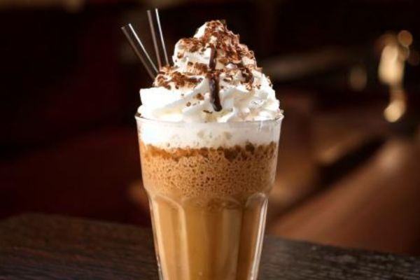 Granizado de café Mixies con topping de crema batida, salsa de chocolate y cacao