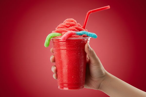 Granizado cereza de Mixies con gomitas de gusanitos