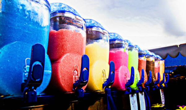 máquinas granizadora con granizado de varios colores y sabores
